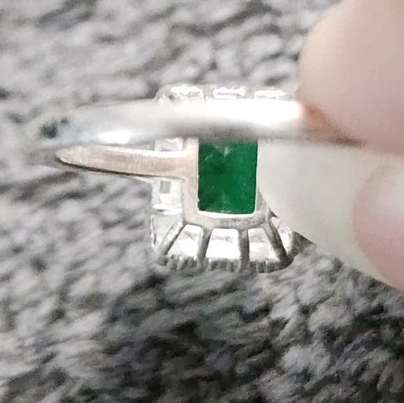 Silvertone and Green Gemstone Ring - Picture 5 of 8